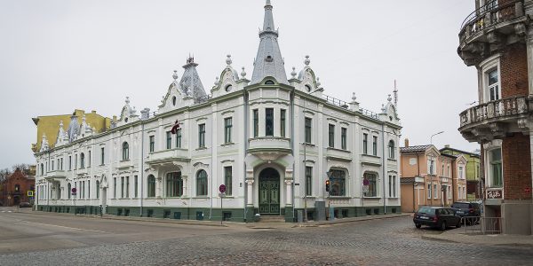 Kurzemes apgabaltiesas nama atjaunotā fasāde 2015. gadā, Liepājā.